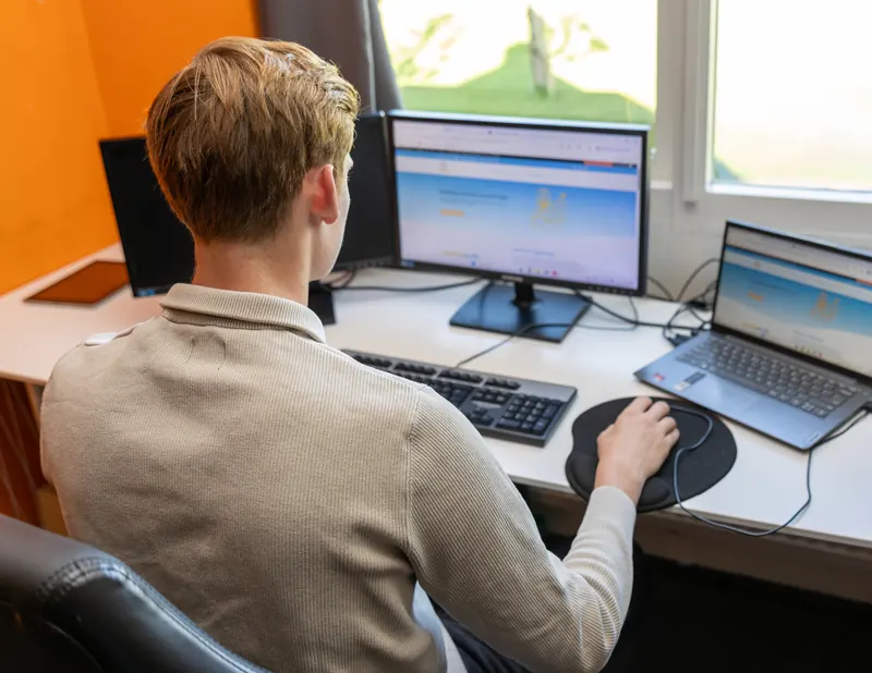 Tijn aan het werk bij TreppDesign in Mariënheem